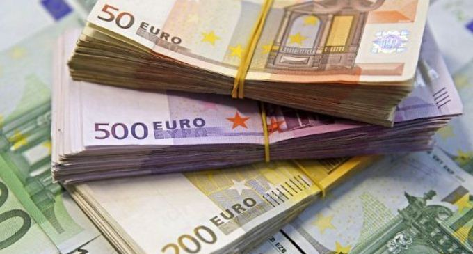 Euro nis serish renien e forte, kembehet poshte 122 lekeve: Shkak efektet sezonale